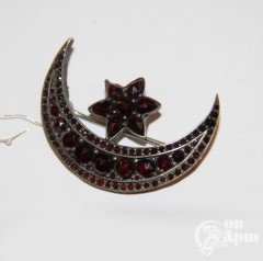 Брошь "Полумесяц" с гранатами